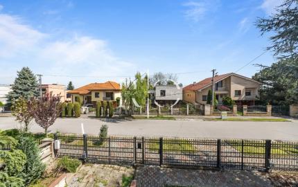 Na predaj rodinný dom s bazénom, Dvory nad Žitavou