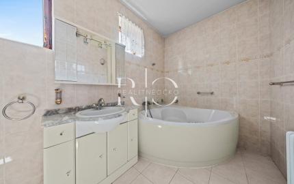 Na predaj rodinný dom s bazénom, Dvory nad Žitavou