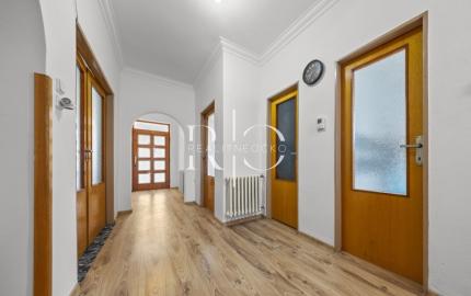 Na predaj rodinný dom s bazénom, Dvory nad Žitavou