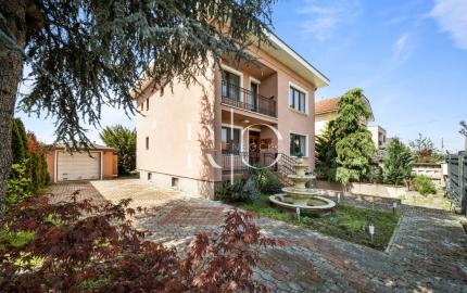 Na predaj rodinný dom s bazénom, Dvory nad Žitavou