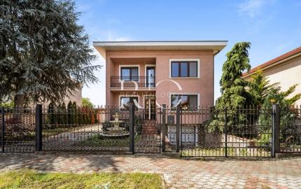 Na predaj rodinný dom s bazénom, Dvory nad Žitavou