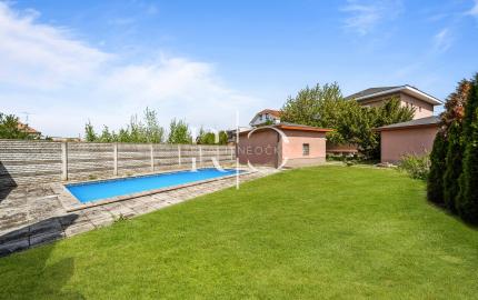 Na predaj rodinný dom s bazénom, Dvory nad Žitavou