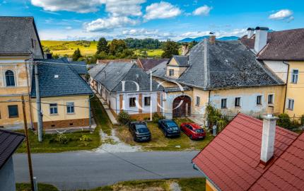 Kúria spozemkom na Predaj , Partizánska Ľupča okr. LM