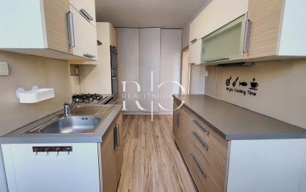 REZERVOVANÝ, predaj, 3 izbový byt s logiou,, Poprad-Západ