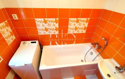 REZERVOVANÝ, predaj, 3 izbový byt s logiou,, Poprad-Západ