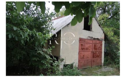 Na predaj rozsiahlý pozemok s budovou a garážou, Nové Zámky