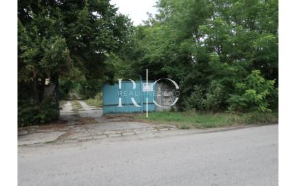 Na predaj rozsiahlý pozemok s budovou a garážou, Nové Zámky