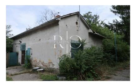 Na predaj rozsiahlý pozemok s budovou a garážou, Nové Zámky