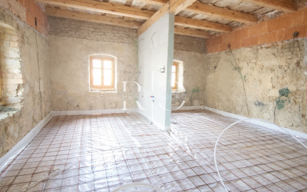 Štýlový kamenný dom s veľkým pozemkom – Malá Čausa