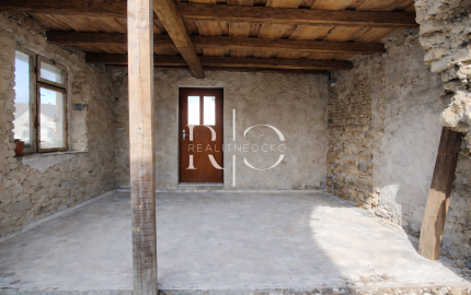 Štýlový kamenný dom s veľkým pozemkom – Malá Čausa