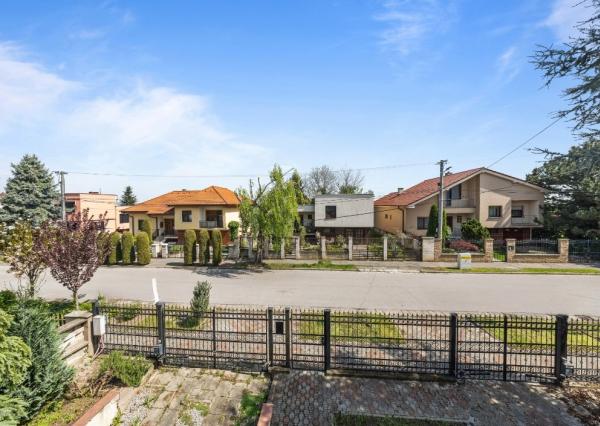 Na predaj rodinný dom s bazénom, Dvory nad Žitavou