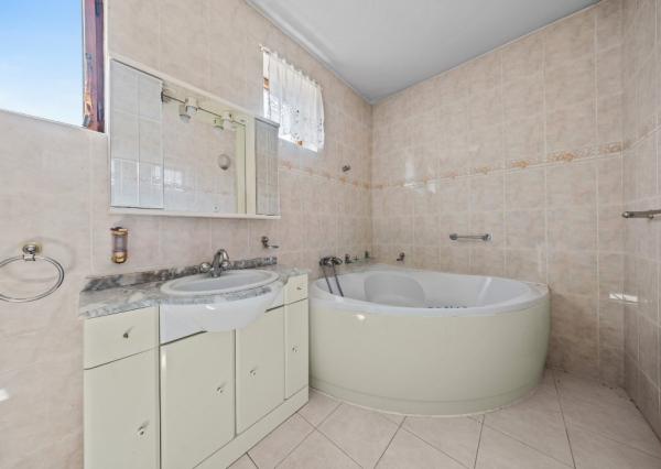 Na predaj rodinný dom s bazénom, Dvory nad Žitavou