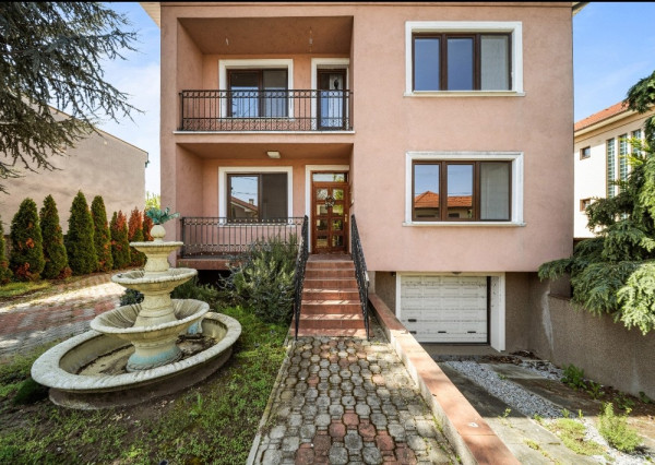 Na predaj rodinný dom s bazénom, Dvory nad Žitavou