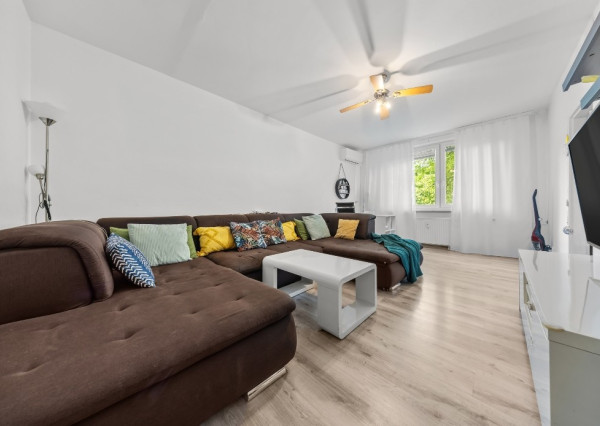 Na predaj rodinný dom s bazénom, Dvory nad Žitavou