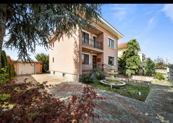 Na predaj rodinný dom s bazénom, Dvory nad Žitavou