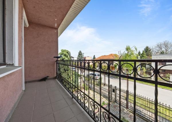 Na predaj rodinný dom s bazénom, Dvory nad Žitavou