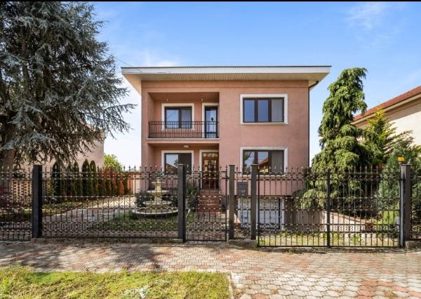 Na predaj rodinný dom s bazénom, Dvory nad Žitavou