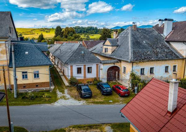 Kúria spozemkom na Predaj , Partizánska Ľupča okr. LM