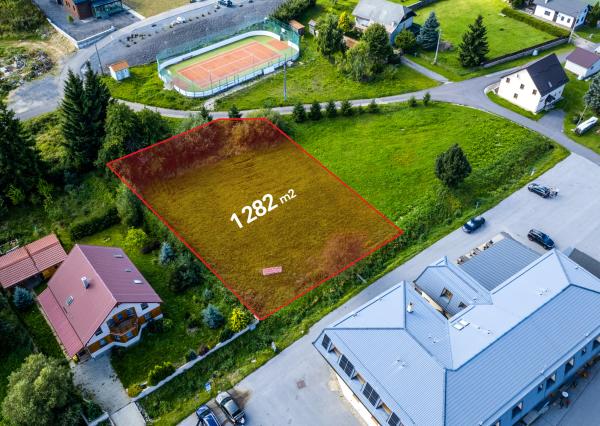 Na predaj  – LUKRATÍVNY POZEMOK v obci KRAHULE