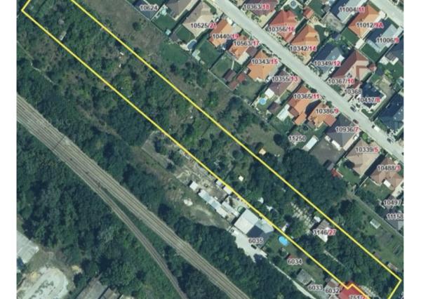 Na predaj rozsiahlý pozemok s budovou a garážou, Nové Zámky