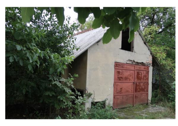 Na predaj rozsiahlý pozemok s budovou a garážou, Nové Zámky