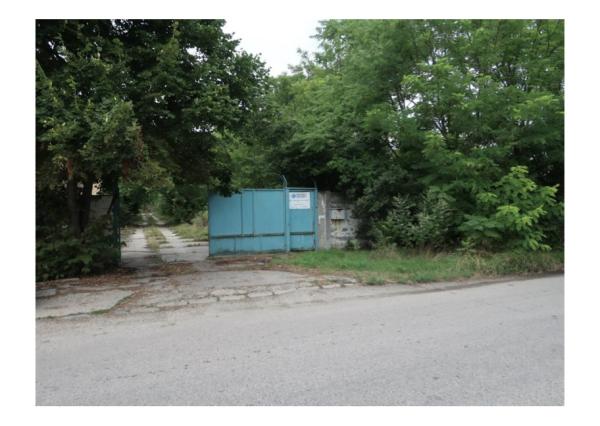 Na predaj rozsiahlý pozemok s budovou a garážou, Nové Zámky