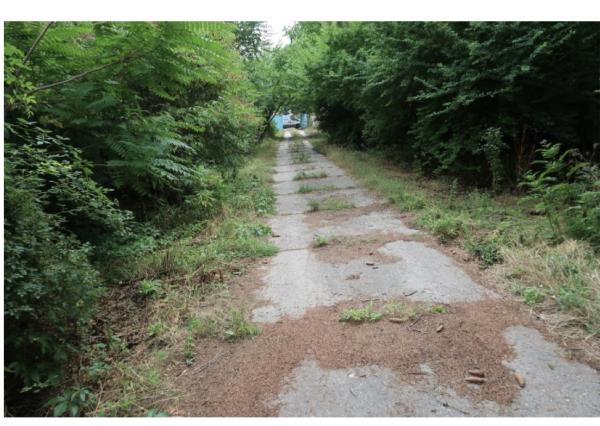 Na predaj rozsiahlý pozemok s budovou a garážou, Nové Zámky