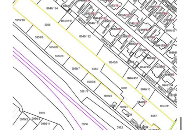 Na predaj rozsiahlý pozemok s budovou a garážou, Nové Zámky