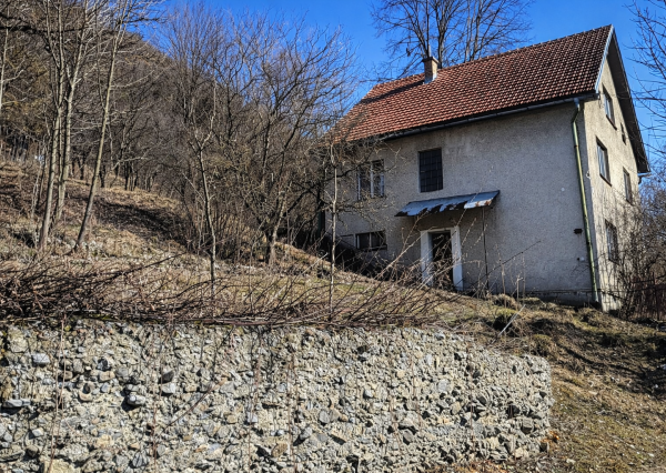 Na predaj rodinný dom s pozemkom 1362m2 v obci Lysica,Žilina