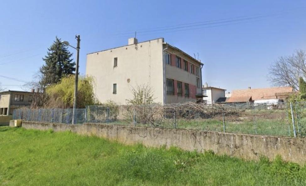 Na predaj budova s pozemkami - Veľké Ludince - okr.Levice