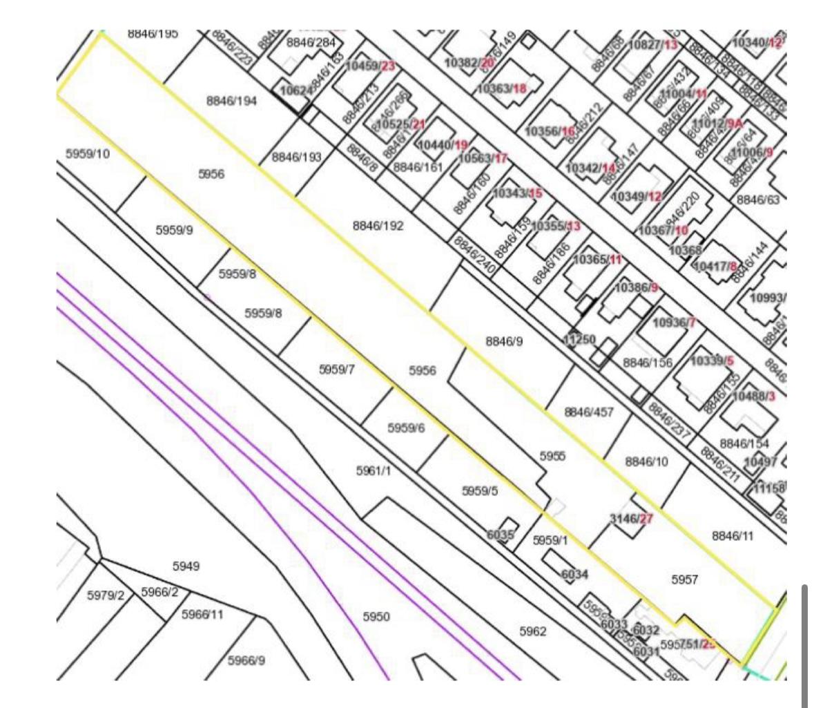 Na predaj rozsiahlý pozemok s budovou a garážou, Nové Zámky